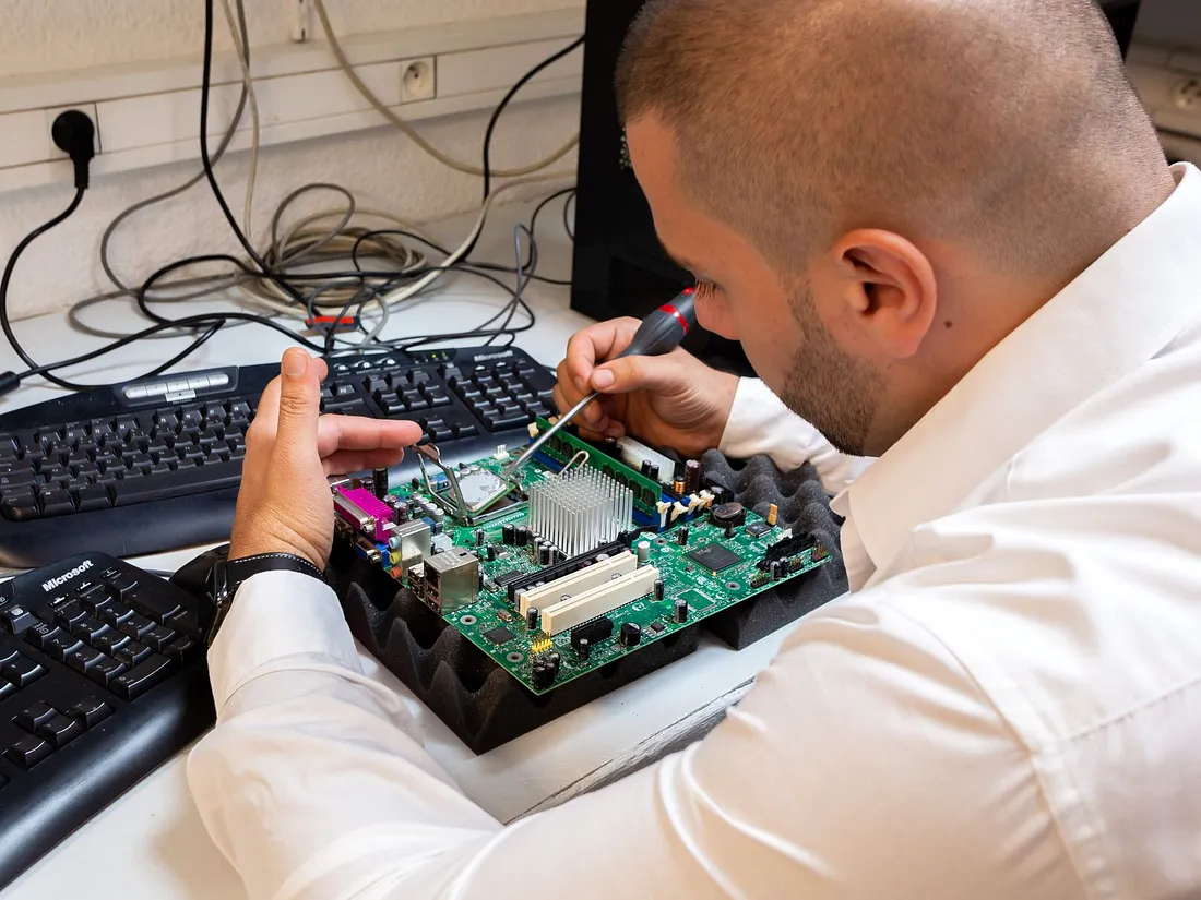 Montage et test d'un PC sur-mesure à l'atelier AMR d'Ostwald — carte mère et composants