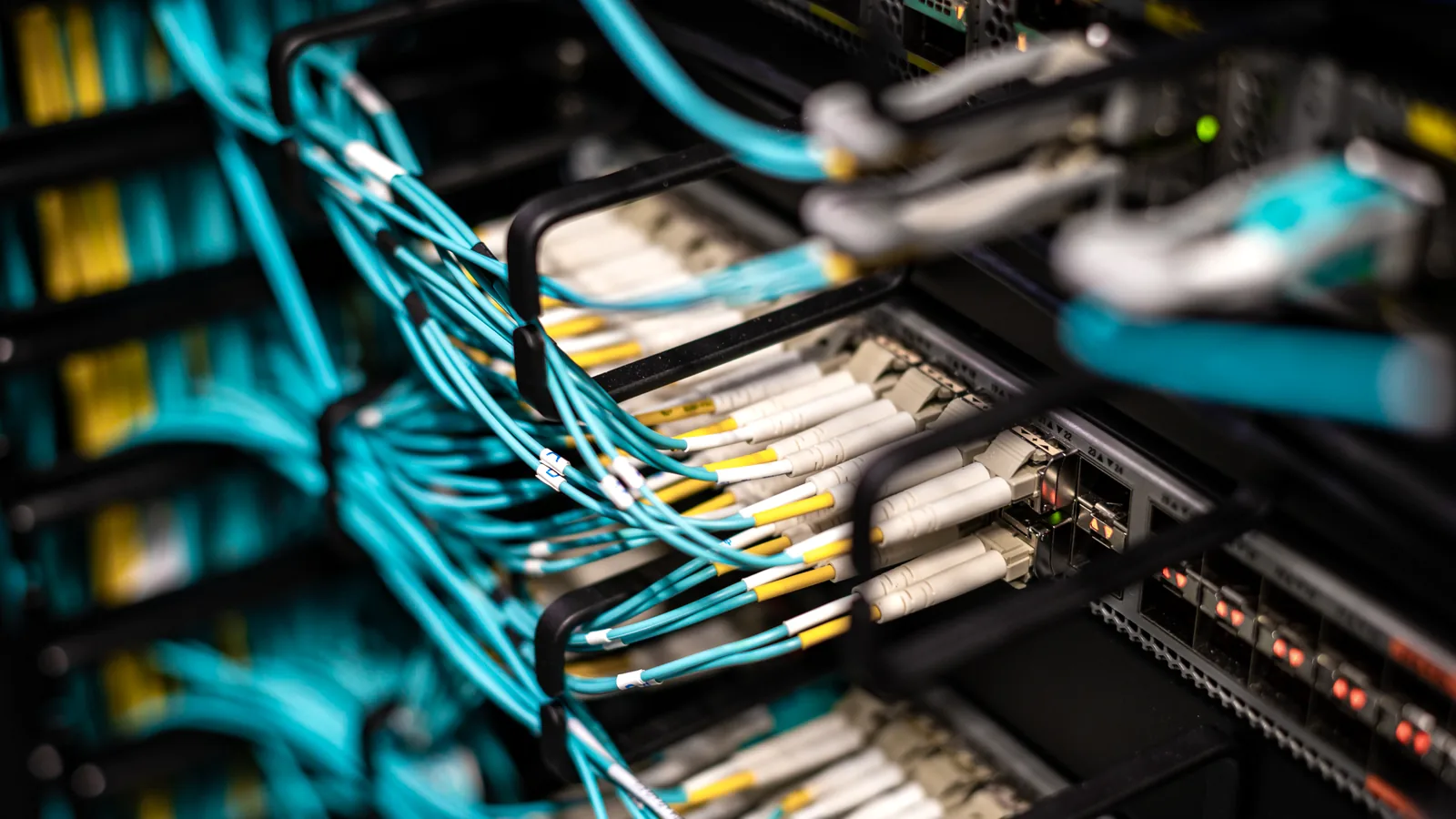 Raccordement en fibre optique sur un panneau de brassage réseau